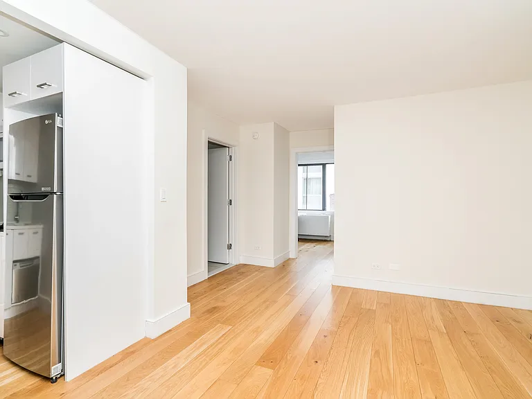 230 E 44th St #A — Photo 3