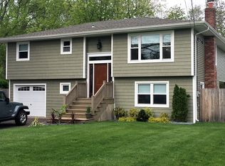 157 Connetquot Rd, Oakdale, NY 11769