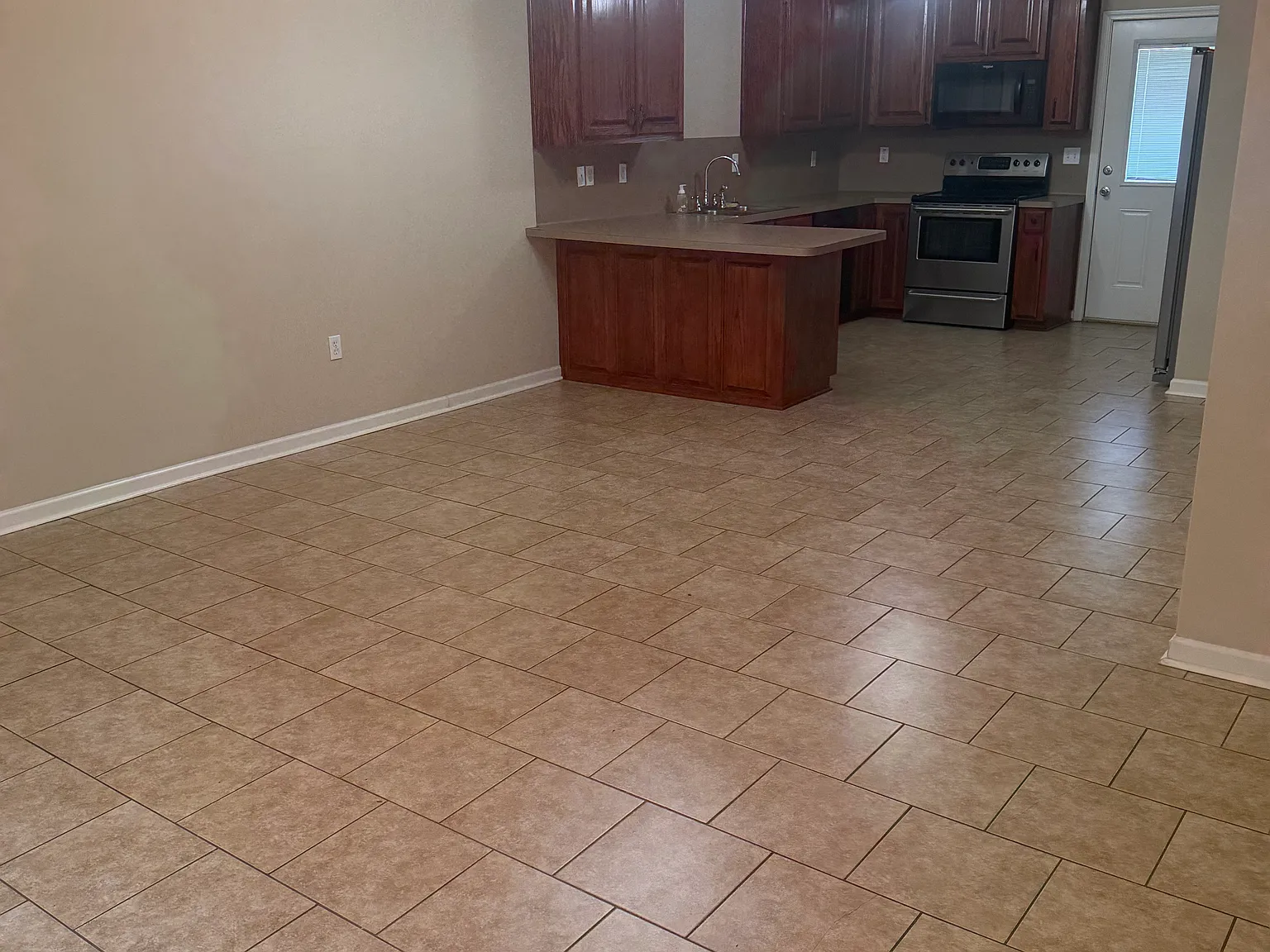 3 bed, 1300 sqft, $1,325 — Photo 2