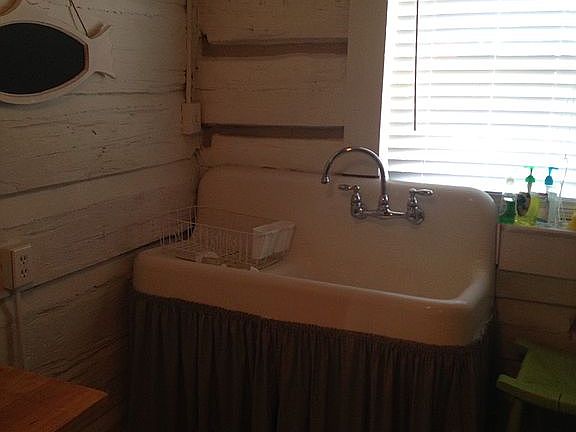 Farm sink in the kitchen 