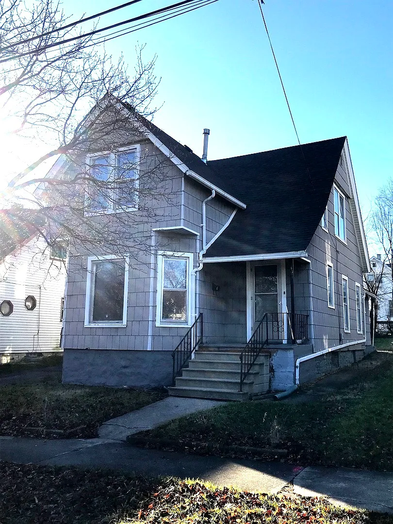 303 Pleasant St photo 1