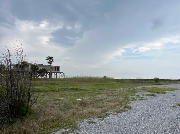 119 Beach Dr, Grand Isle, LA 70358