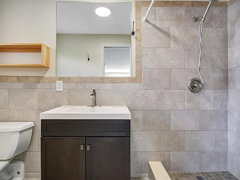 2117 E Esther St — Photo 14