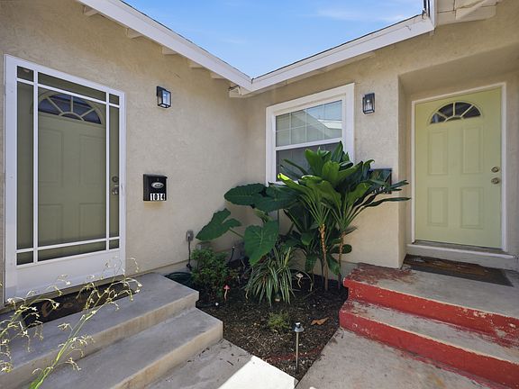 Front entry way. 1016 to the right; 1014 to the left.