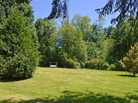 Beautiful manicured lawn! Seller has true green treat. Try to find a weed.