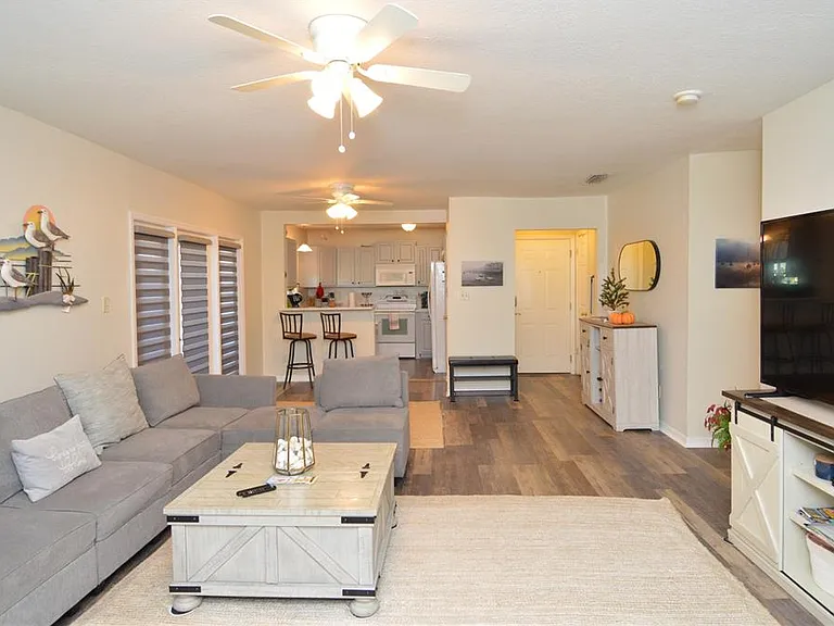 121 Seahorse Dr SE #C — Photo 5