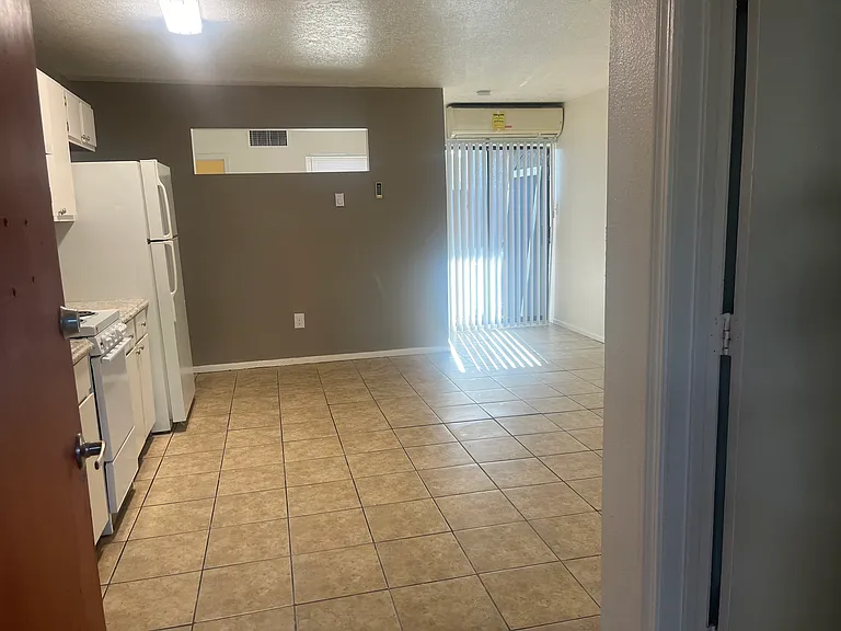 Modern 450 SF Updated Apts w/ Balconies in Ridgecrest — Photo 10