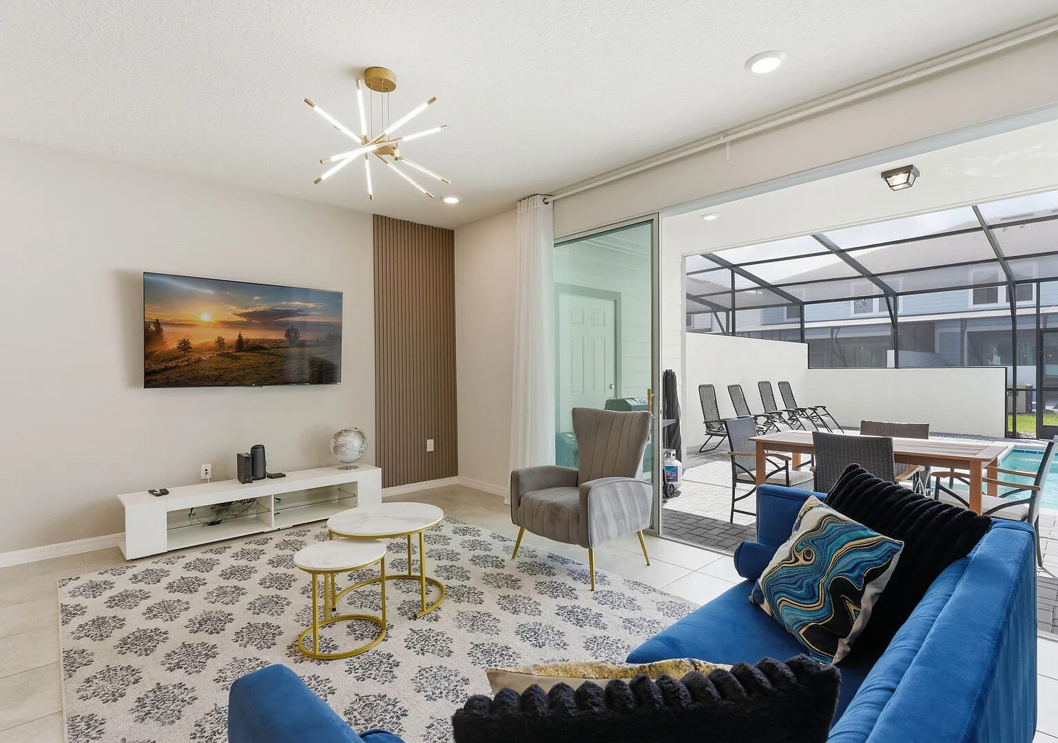 Family Home with Pool, Mickey & Toy Story Rooms — Photo 1