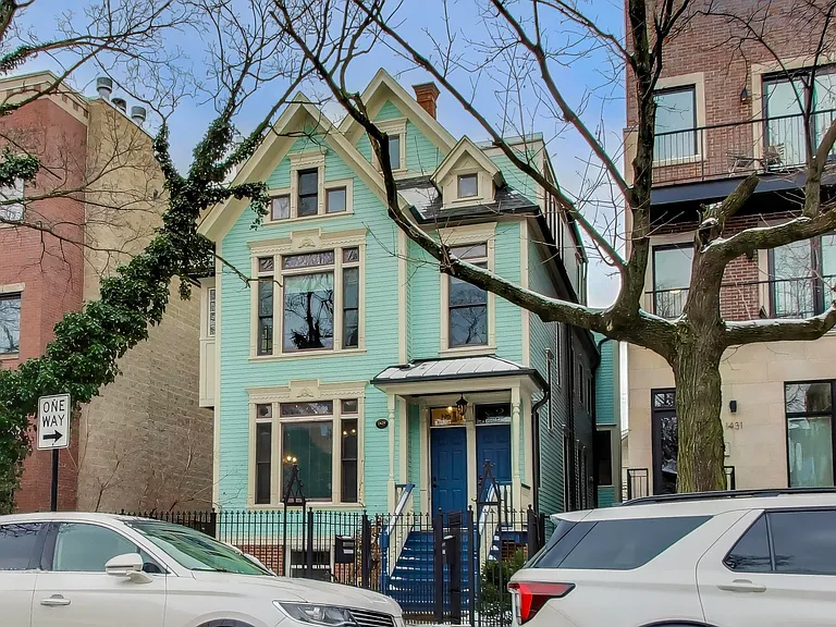 1429 W Roscoe St #2 — Photo 1