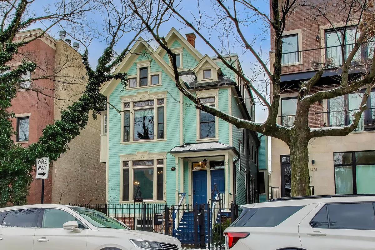 Photo 1 of 38 - 1429 W Roscoe St #1 - Chicago, IL Primary Photo - 1429 W Roscoe St #1