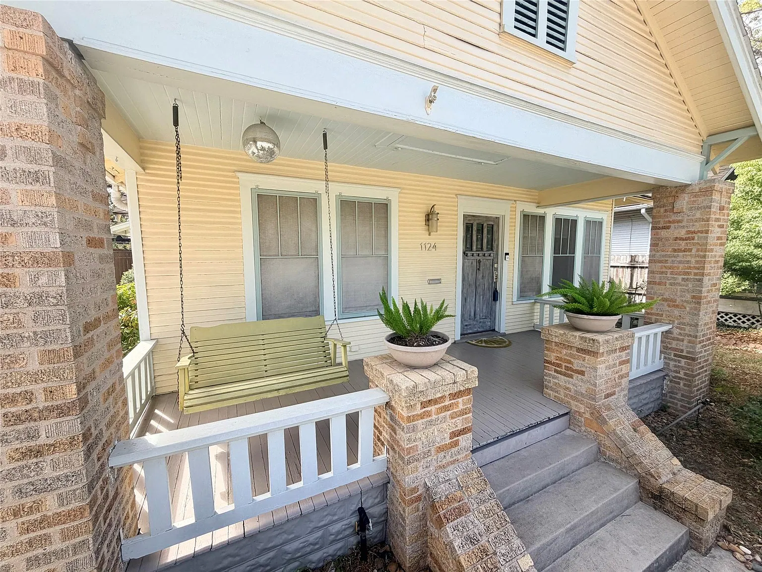 3 bed, 1.0 bath, 1424 sqft, $3,250 — Photo 2
