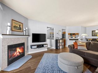 384 Park Hill Dr UNIT A, Pewaukee, WI