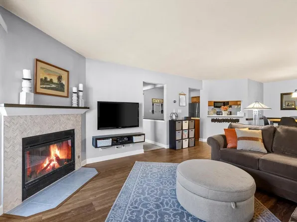 384 Park Hill DRIVE #A, Pewaukee, WI 53072