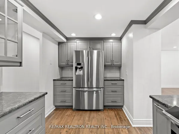 130 Neptune Dr Unit 702, Toronto, ON M6A 1X5