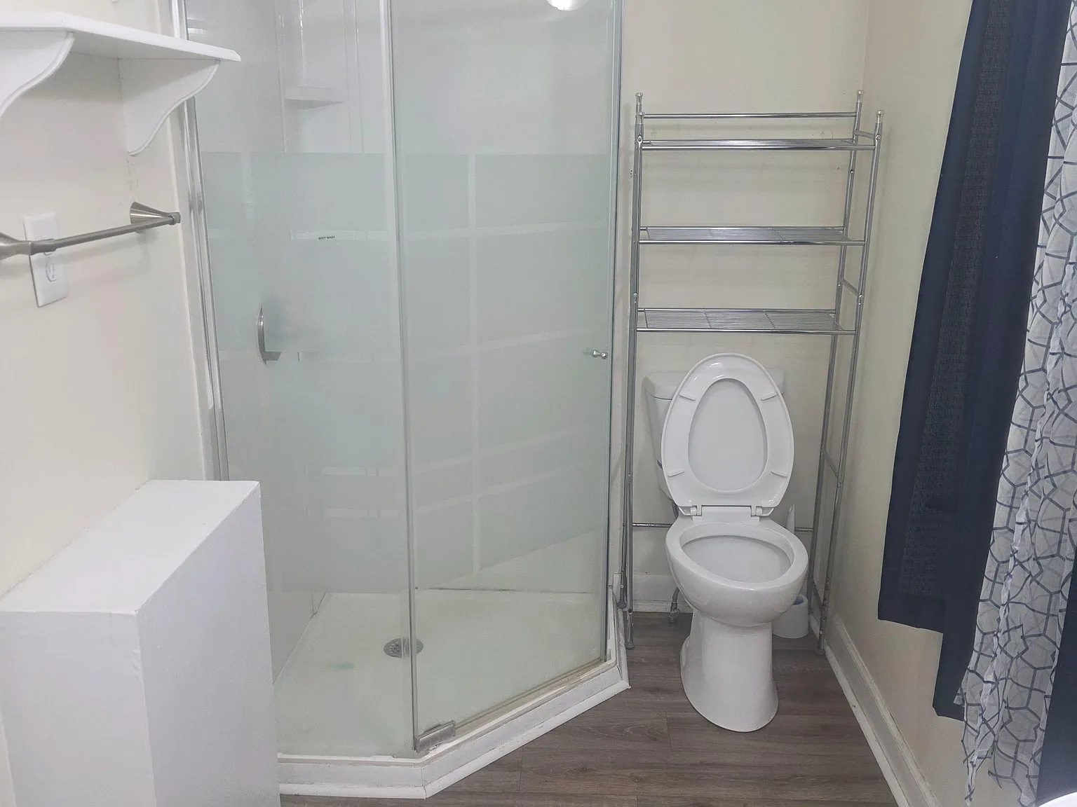 2 bed, 2.0 bath, 807 sqft, $1,139 — Photo 2