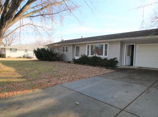 675 Daffodil Ct, Oconomowoc, WI 53066