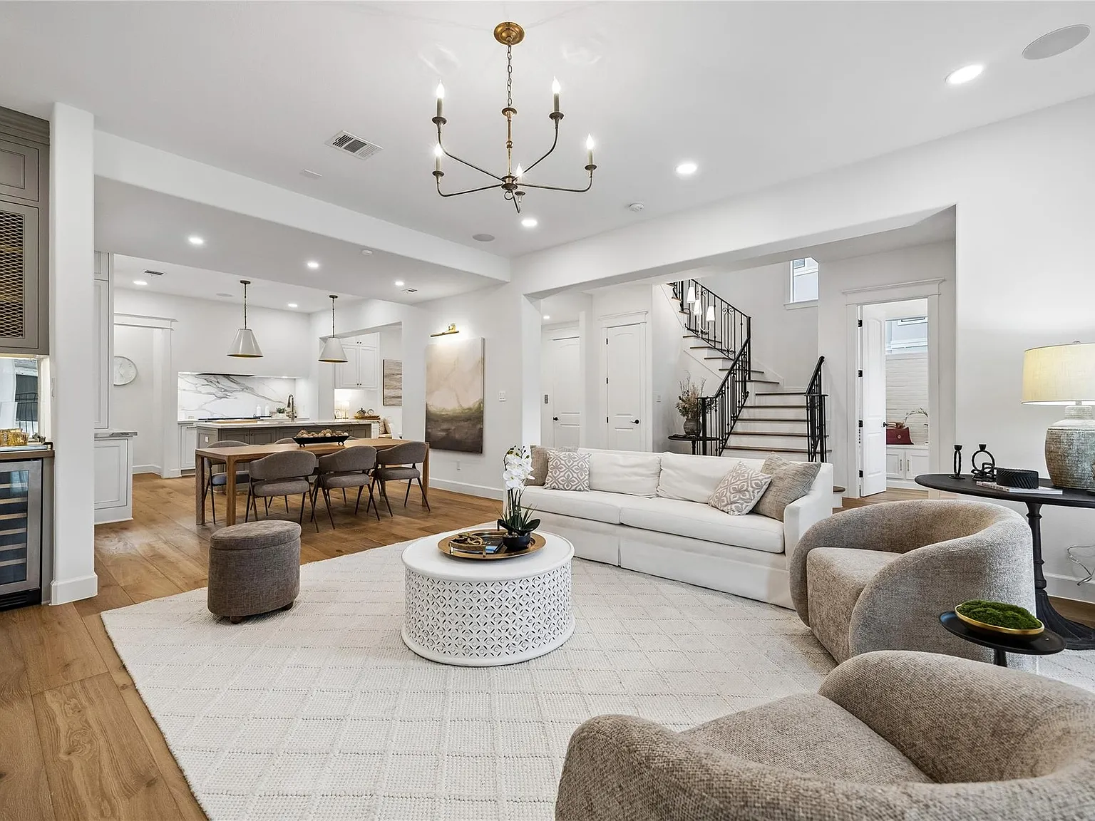 4 bed, 4.5 bath, 3915 sqft, $12,500 — Photo 3