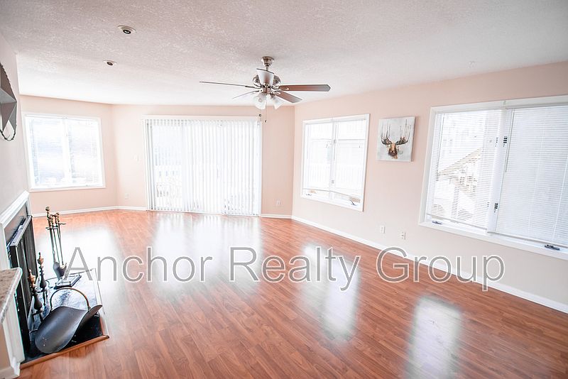 1st image of 2214 Vista Cir