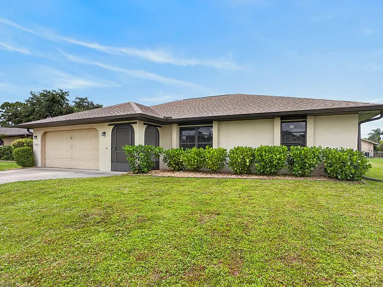 3 bed, 2 bath, 2 car with screened lanai