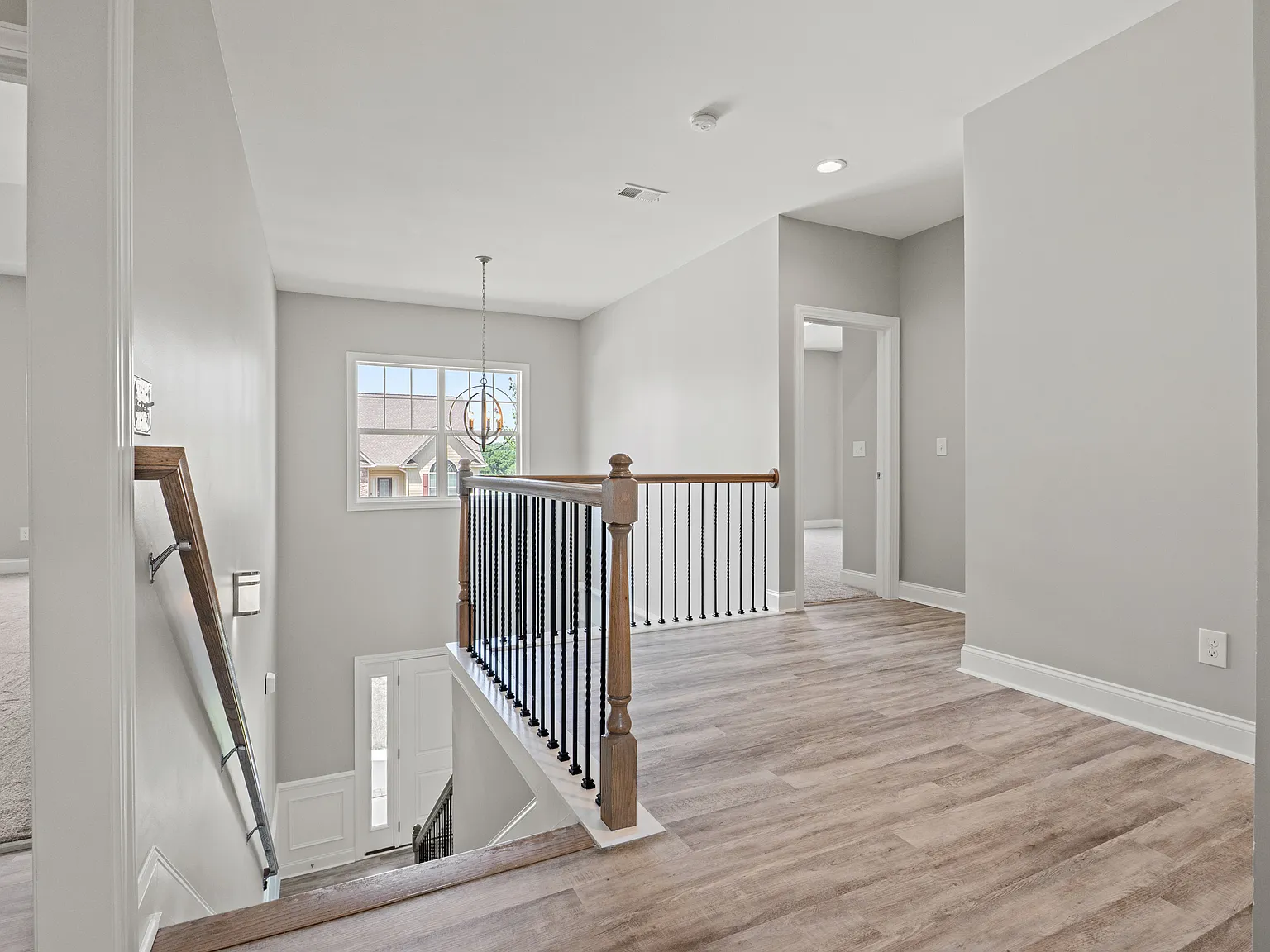 4 bed, 4000 sqft, $3,139 — Photo 2
