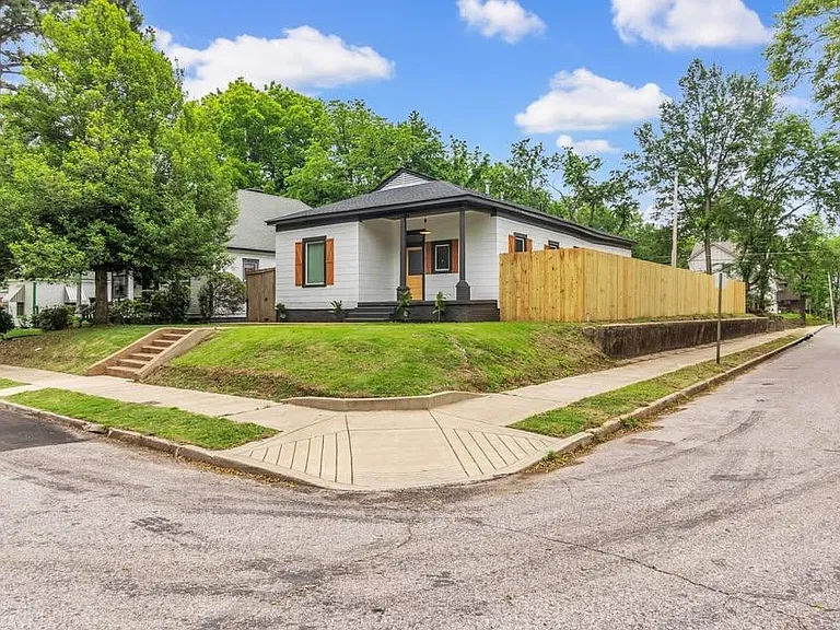 1721 Nelson Ave — Photo 2