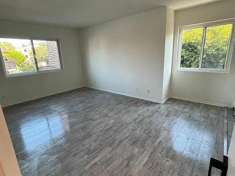 5500 Vesper Ave #4 — Photo 2