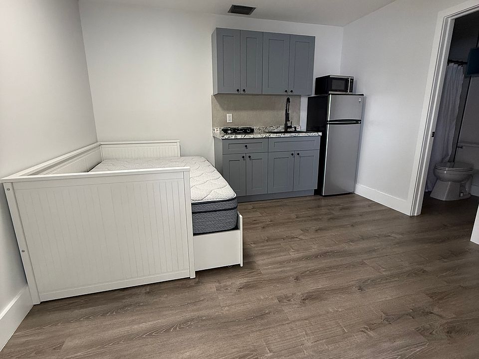 2nd image of 1401 W 37th St