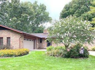 302 Oakland Dr, Essexville, MI