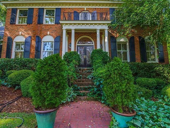 3rd image of 109 Oak Brook Dr
