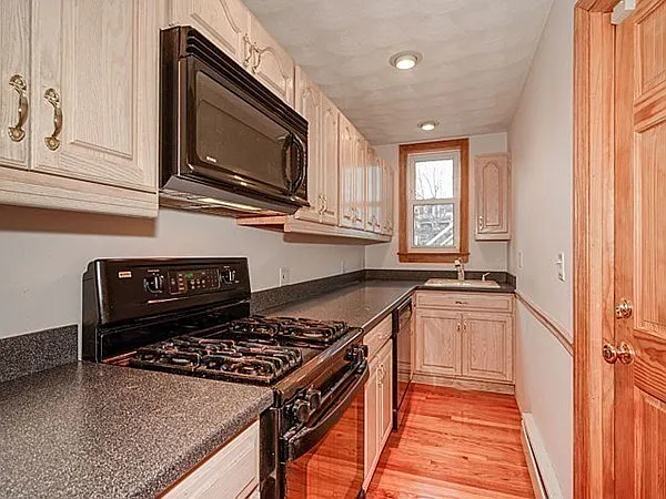 Building Photo - 24 Burnside Ave #24