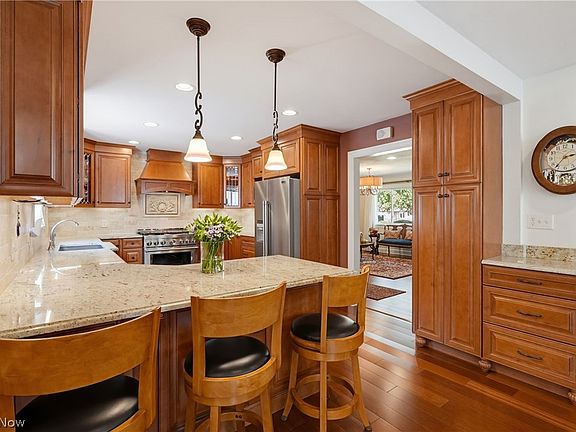 4th image of 988 Cranbrook Dr