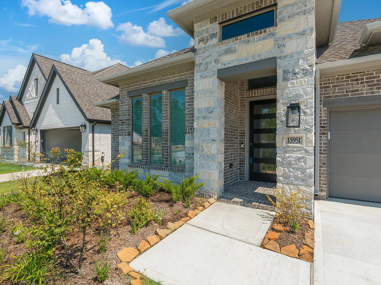 4 bed, 3.0 bath, 2476 sqft, $2,990 — Photo 3