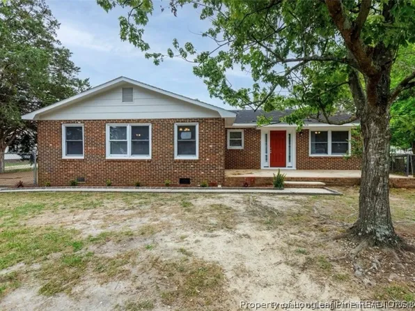 512 E McLean St, Saint Pauls, NC 28384