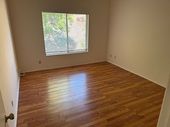 5th image of 224 Oak Leaf Dr #204