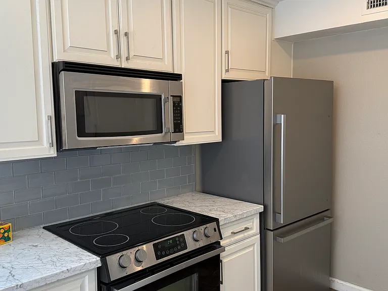 3290 6th Ave #2F — Photo 44