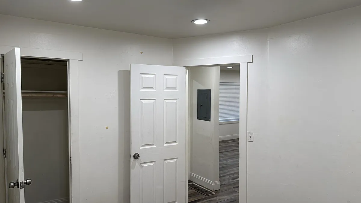 Building Photo - 819 W 400 N