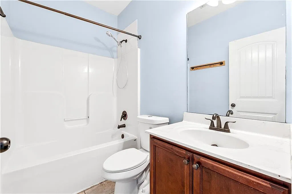 5 bed, 3697 sqft, $3,250 — Photo 2