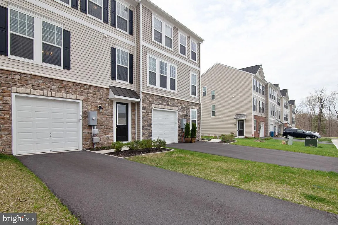 Building Photo - 136 Solara Dr