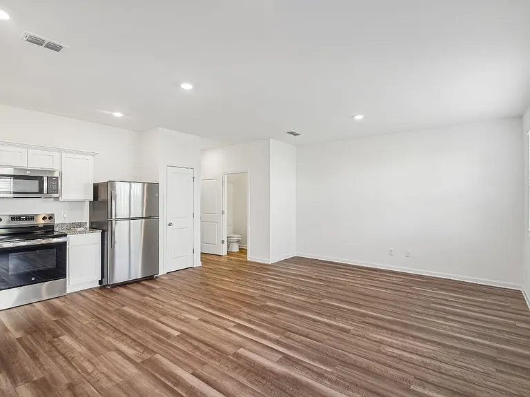 136 Saginaw Ct — Photo 5