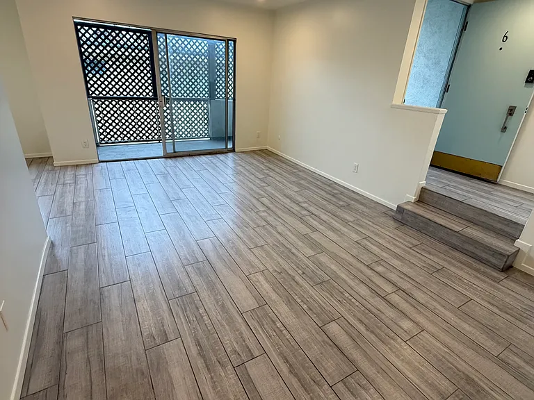 3820 Mentone Ave #6 — Photo 1