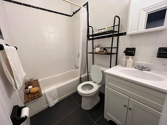 3rd image of 140 W 69th St APT 125C