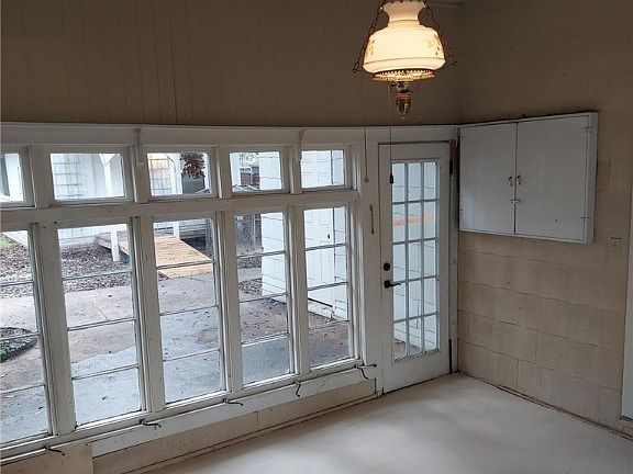5th image of 360 S Sycamore Ave