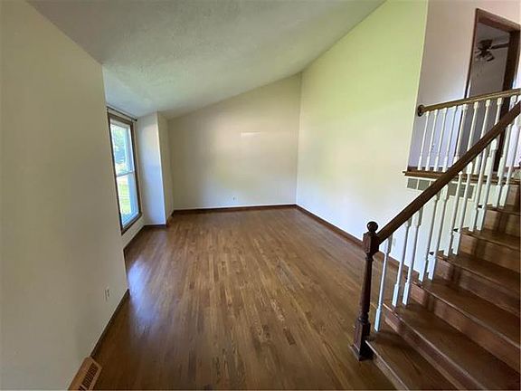 4th image of 843 S 76th St