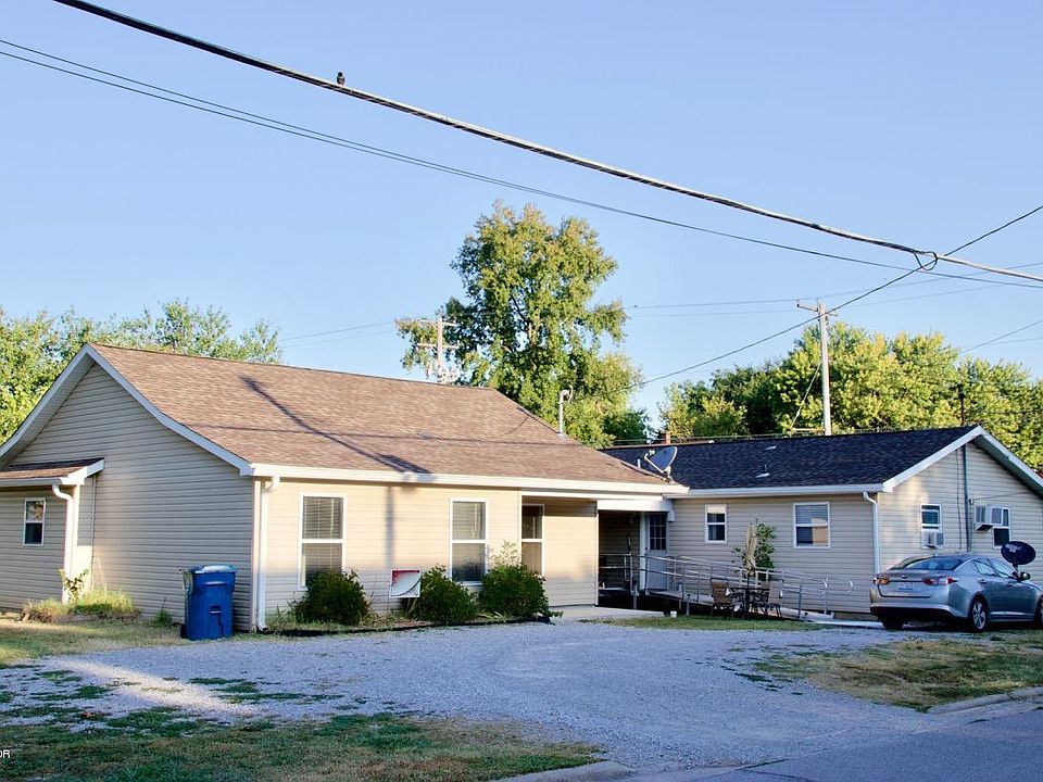 1st image of 215 E Grand Ave