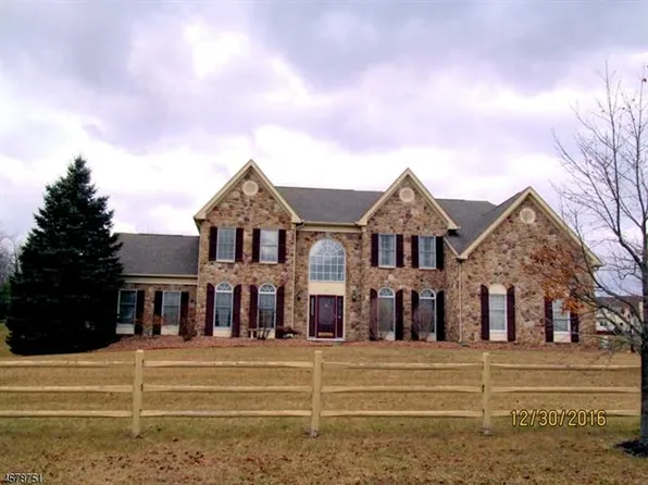 16 Surry Ln, Asbury, NJ 08802