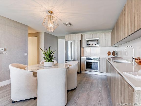 4th image of 2960 NE 207th St #Penthouse 1212