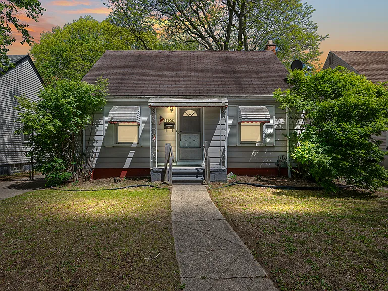 7490 Lamphere — Photo 1