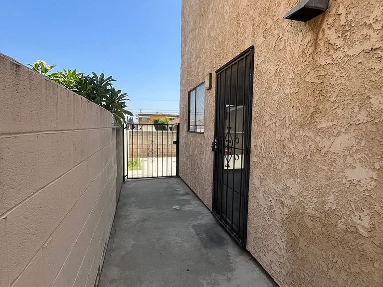 1016 Benito Ave — Photo 2