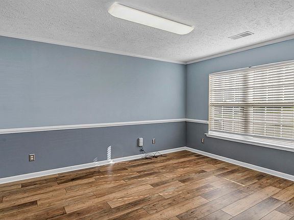 4th image of 215 Sorrel Tree Dr