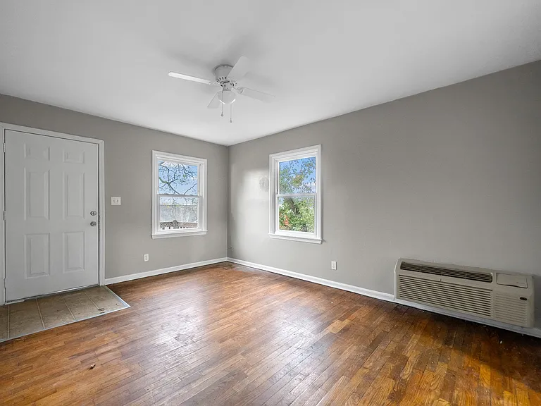 1525 Ferrell St #7 — Photo 4